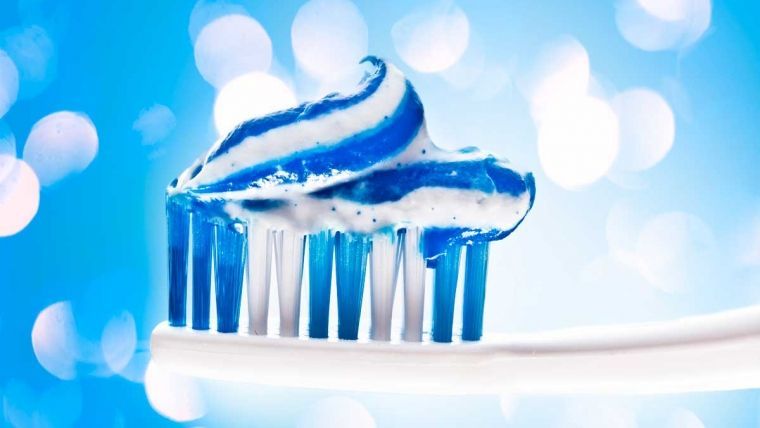 ¿Cómo desinfecto el cepillo de dientes correctamente?