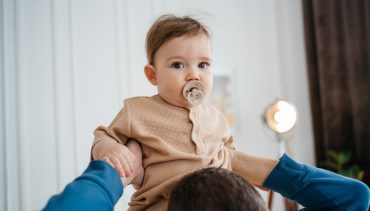 Mordida cruzada ocasionada por biberón o chupete.